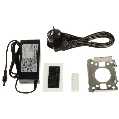 Na zdjęciu znajduje się zestaw akcesoriów, w tym zasilacz z kablem, uchwyt montażowy, taśma wodoodporna oraz mała plastikowa tubka. Elementy są ułożone na białym tle, co podkreśla ich szczegóły i kształty.