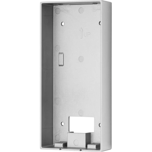 Metalowa obudowa montażowa w kolorze srebrnym, przeznaczona do instalacji wideodomofonu. Posiada otwory montażowe i oznaczenie kierunku "UP" na tylnej ściance.
