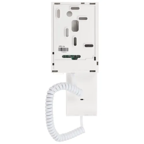 Biały domofon z widocznym tyłem, ukazującym miejsce na montaż oraz spiralny kabel słuchawki. Obudowa posiada otwory montażowe i miejsce na etykietę z kodem kreskowym.