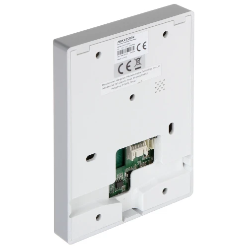 Na zdjęciu widoczny jest tył urządzenia elektronicznego marki Hikvision, z miejscem na montaż i odsłoniętym złączem na płytce drukowanej. Obudowa jest prostokątna, w kolorze białym, z otworami montażowymi i etykietą z informacjami technicznymi.