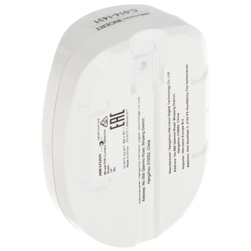 Biały, owalny uchwyt montażowy do kamer, wykonany z tworzywa sztucznego, z widocznymi otworami montażowymi i oznaczeniami producenta. Produkt przeznaczony jest do mocowania kamer na ścianach lub sufitach.