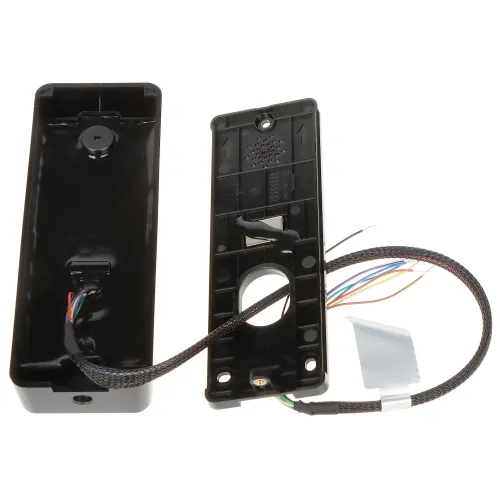 Zdjęcie przedstawia otwartą obudowę elektronicznego urządzenia z widocznymi przewodami i złączami. Obudowa jest czarna, a przewody są kolorowe i oplecione w ochronną osłonę.