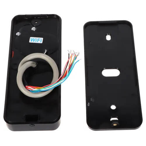 Zdjęcie przedstawia wnętrze czarnej obudowy elektronicznego urządzenia z widocznymi kolorowymi przewodami i naklejką "WiFi". Obok znajduje się zdjęta pokrywa obudowy z otworami montażowymi.