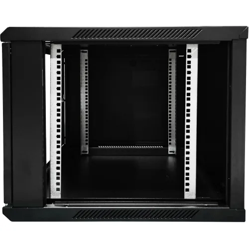 Czarna szafka rackowa widziana z przodu, bez zamontowanych bocznych ścian i tylnej pokrywy. Wewnątrz widoczne są metalowe szyny montażowe.