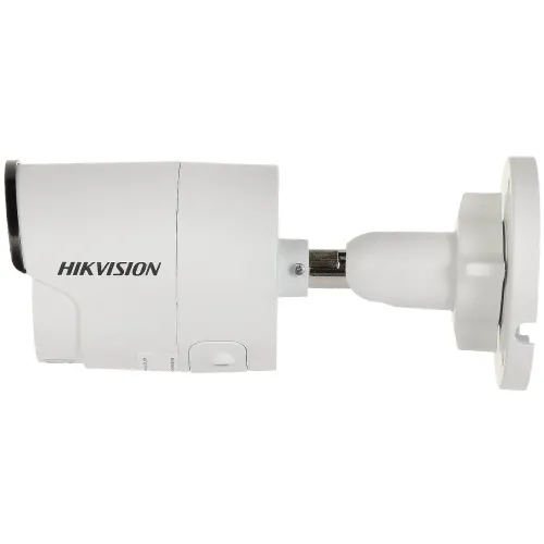 Na zdjęciu znajduje się biała kamera monitoringu marki Hikvision, widziana z boku. Kamera jest zamontowana na białym uchwycie ściennym.