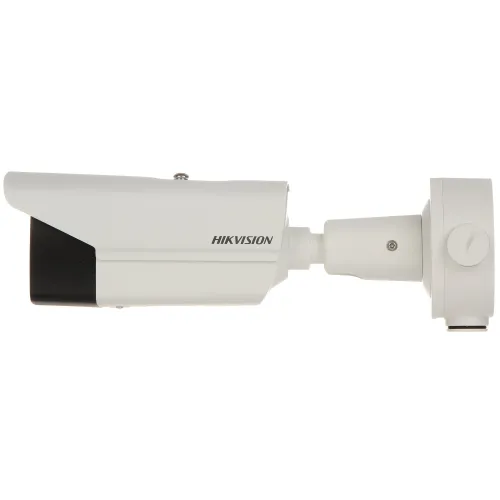 Na zdjęciu znajduje się biała kamera monitoringu marki Hikvision, widoczna z boku. Kamera ma cylindryczny kształt z czarnym frontem i jest zamontowana na regulowanym uchwycie.