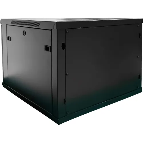 Czarna, metalowa szafka serwerowa widziana z tyłu, z otworami wentylacyjnymi na górze. Posiada zamykane drzwiczki i boczne uchwyty.