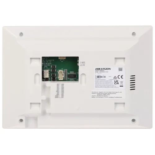 Zdjęcie przedstawia tylną część białego urządzenia elektronicznego z widoczną płytką drukowaną i etykietą producenta Hikvision. Na etykiecie znajdują się informacje techniczne oraz certyfikaty zgodności.