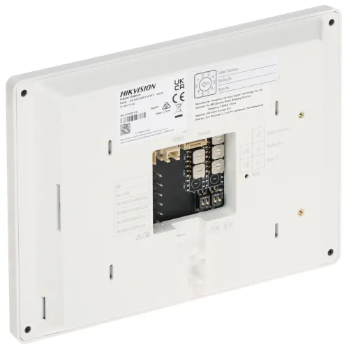 Zdjęcie przedstawia tylną część białego panelu elektronicznego z widocznymi złączami i etykietą producenta. Na etykiecie znajdują się informacje techniczne oraz logo marki Hikvision.