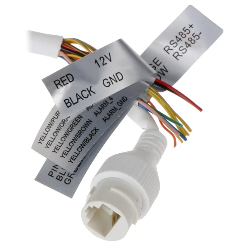 Zdjęcie przedstawia zestaw kolorowych przewodów z oznaczeniami funkcji, zakończonych białą wtyczką. Etykiety na przewodach wskazują różne połączenia, takie jak zasilanie 12V, GND oraz sygnały alarmowe.