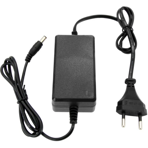 Zasilacz stabilizowany 12V 2A z czarną obudową i wtyczką sieciową, wyposażony w przewód zasilający zakończony wtykiem DC. Produkt przeznaczony do zasilania urządzeń elektronicznych wymagających stabilnego napięcia 12V.