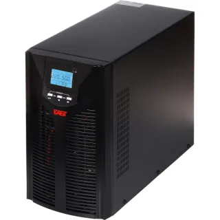 Czarny zasilacz UPS z wyświetlaczem LCD na przednim panelu, pokazującym parametry pracy. Obudowa ma wentylację po bokach i czerwone logo "EAST" na przodzie.