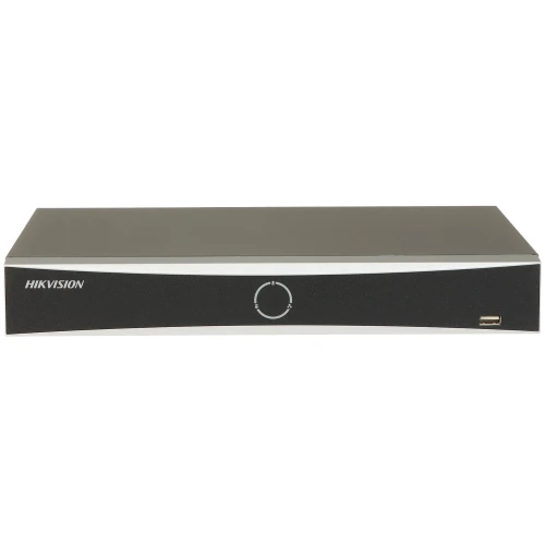 Na zdjęciu znajduje się czarny rejestrator wideo marki Hikvision z prostym, nowoczesnym designem. Urządzenie ma port USB z przodu i jest przeznaczone do systemów monitoringu.