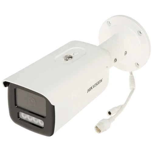 Biała kamera monitoringu marki Hikvision z prostokątnym obiektywem i trzema diodami LED na przednim panelu. Kamera posiada złącza kablowe do podłączenia zasilania i transmisji danych.