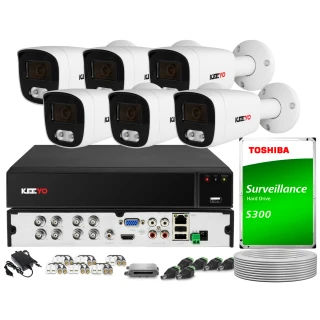 Zestaw do monitoringu składający się z pięciu białych kamer, rejestratora, dysku twardego Toshiba oraz akcesoriów montażowych. Kamery mają cylindryczny kształt i są oznaczone logo KeeYo.