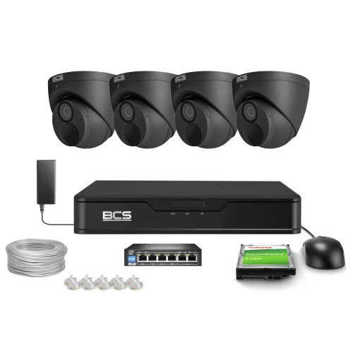 Zestaw do monitoringu składający się z czterech czarnych kamer, rejestratora, kabla, złączy, dysku twardego oraz myszki. Wszystkie elementy są rozmieszczone na białym tle, prezentując kompletny system nadzoru.