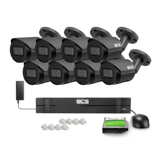 Zestaw do monitoringu składający się z ośmiu czarnych kamer BCS, rejestratora, myszki oraz akcesoriów montażowych. Kamery są ustawione w dwóch rzędach, a wszystkie elementy są wyraźnie widoczne na białym tle.
