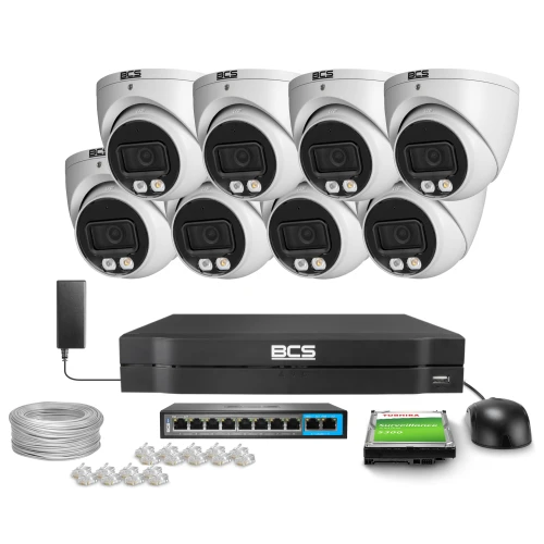 Zestaw do monitoringu składający się z ośmiu białych kamer kopułkowych BCS, rejestratora, dysku twardego, switcha, zasilacza, przewodów i złączek. Wszystkie elementy są ułożone na białym tle, prezentując kompletny system nadzoru.