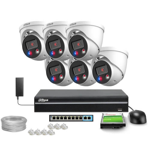Zestaw do monitoringu składający się z sześciu białych kamer Dahua, rejestratora, dysku twardego, zasilacza, kabla sieciowego oraz wtyków RJ45. Elementy są rozmieszczone na białym tle, prezentując kompletny system nadzoru.