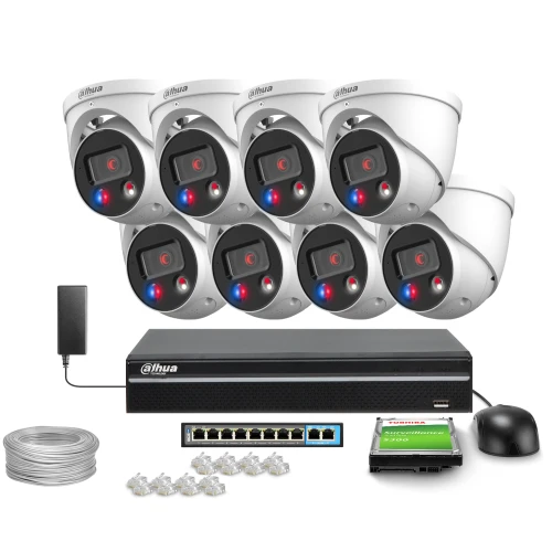 Zestaw do monitoringu składający się z ośmiu kamer, rejestratora, dysku twardego, zasilacza, kabla oraz złączek sieciowych. Kamery są białe z czarnymi elementami, a rejestrator i akcesoria są w kolorze czarnym i srebrnym.