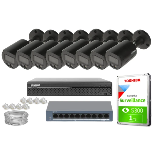 Na zdjęciu znajduje się zestaw do monitoringu, który obejmuje osiem kamer, rejestrator, dysk twardy Toshiba oraz przełącznik sieciowy. Dodatkowo widoczne są akcesoria montażowe i przewody.