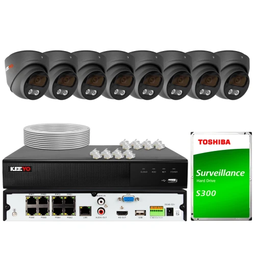 Zestaw do monitoringu składający się z ośmiu czarnych kamer, rejestratora, dysku twardego Toshiba S300 oraz akcesoriów takich jak kable i złącza. Kamery są ułożone w rzędzie nad rejestratorem, a wszystkie elementy są przedstawione na białym tle.