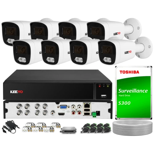 Zestaw do monitoringu składa się z ośmiu białych kamer, rejestratora oraz dysku twardego Toshiba S300. W zestawie znajdują się również kable, zasilacze i inne akcesoria potrzebne do instalacji.