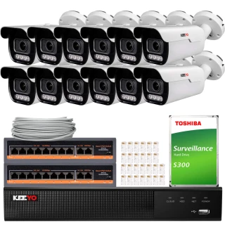 Zestaw do monitoringu składający się z dwunastu kamer, dwóch rejestratorów, dysku twardego Toshiba oraz kabli i złączek. Kamery są w kolorze białym z czarnymi elementami, a rejestratory mają czarną obudowę z pomarańczowymi akcentami.