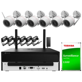 Zestaw do monitoringu Wi-Fi składający się z sześciu białych kamer, rejestratora z antenami oraz dysku twardego Toshiba S300. W zestawie znajdują się również zasilacze do kamer i różne porty na rejestratorze.
