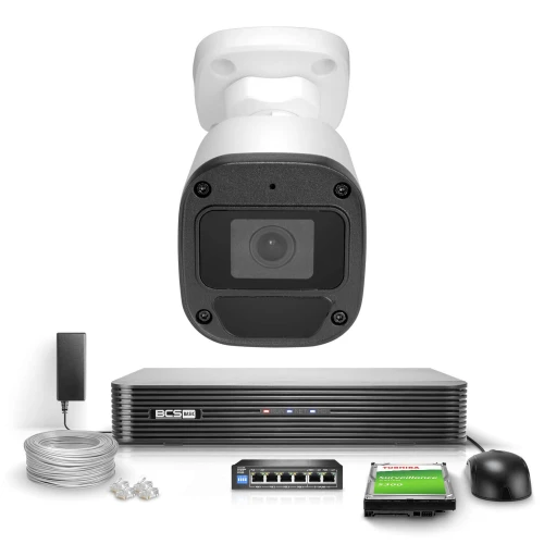 Zestaw do monitoringu składający się z kamery, rejestratora, dysku twardego, kabla, zasilacza, myszki i switcha sieciowego. Wszystkie elementy są uporządkowane na białym tle, z kamerą umieszczoną centralnie na górze.