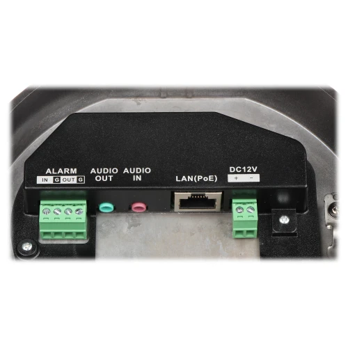 Złącza kamery z różnymi portami, w tym LAN (PoE), audio in/out oraz zasilanie DC 12V. Widoczne są także zielone złącza alarmowe i audio.