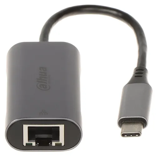 Na zdjęciu znajduje się adapter z portem Ethernet z jednej strony i wtyczką USB-C z drugiej, w kolorze szarym. Adapter ma krótki, elastyczny przewód łączący oba złącza.